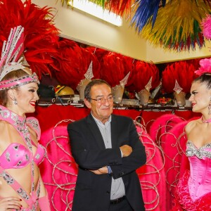 Exclusif - Le journaliste et présentateur de télévision français Jean-Pierre Pernaut pose avec les danseuses du Moulin Rouge à Paris, France, le 31 janvier 2019. © Marc Ausset-Lacroix/Bestimage