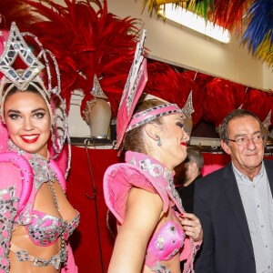 Exclusif - Le journaliste et présentateur de télévision français Jean-Pierre Pernaut pose avec les danseuses du Moulin Rouge à Paris, France, le 31 janvier 2019. © Marc Ausset-Lacroix/Bestimage