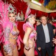 Exclusif - Le journaliste et présentateur de télévision français Jean-Pierre Pernaut pose avec les danseuses du Moulin Rouge à Paris, France, le 31 janvier 2019. © Marc Ausset-Lacroix/Bestimage