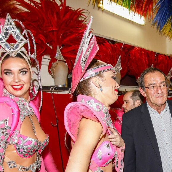 Exclusif - Le journaliste et présentateur de télévision français Jean-Pierre Pernaut pose avec les danseuses du Moulin Rouge à Paris, France, le 31 janvier 2019. © Marc Ausset-Lacroix/Bestimage