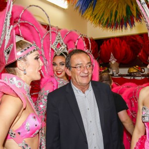 Exclusif - Le journaliste et présentateur de télévision français Jean-Pierre Pernaut pose avec les danseuses du Moulin Rouge à Paris, France, le 31 janvier 2019. © Marc Ausset-Lacroix/Bestimage