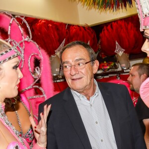 Exclusif - Le journaliste et présentateur de télévision français Jean-Pierre Pernaut pose avec les danseuses du Moulin Rouge à Paris, France, le 31 janvier 2019. © Marc Ausset-Lacroix/Bestimage