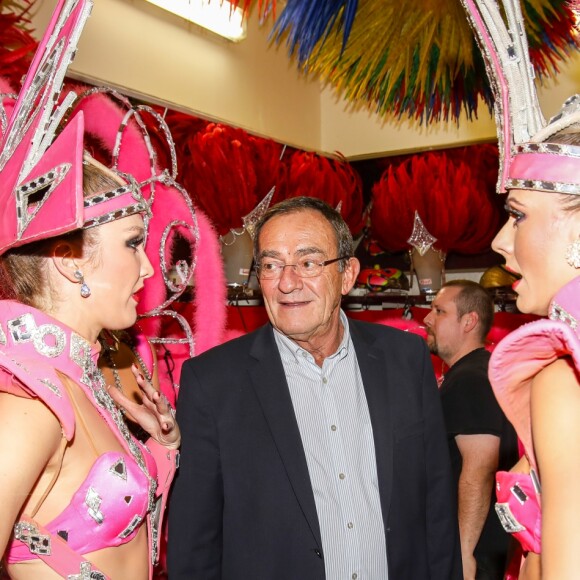 Exclusif - Le journaliste et présentateur de télévision français Jean-Pierre Pernaut pose avec les danseuses du Moulin Rouge à Paris, France, le 31 janvier 2019. © Marc Ausset-Lacroix/Bestimage