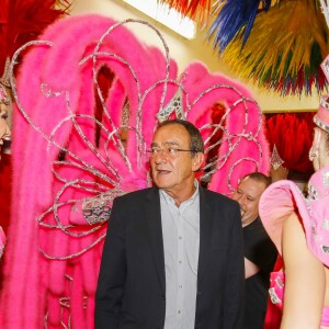 Exclusif - Le journaliste et présentateur de télévision français Jean-Pierre Pernaut pose avec les danseuses du Moulin Rouge à Paris, France, le 31 janvier 2019. © Marc Ausset-Lacroix/Bestimage