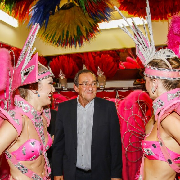 Exclusif - Le journaliste et présentateur de télévision français Jean-Pierre Pernaut pose avec les danseuses du Moulin Rouge à Paris, France, le 31 janvier 2019. © Marc Ausset-Lacroix/Bestimage