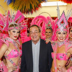 Exclusif - Le journaliste et présentateur de télévision français Jean-Pierre Pernaut pose avec les danseuses du Moulin Rouge à Paris, France, le 31 janvier 2019. © Marc Ausset-Lacroix/Bestimage