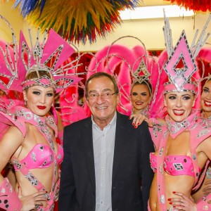 Exclusif - Le journaliste et présentateur de télévision français Jean-Pierre Pernaut pose avec les danseuses du Moulin Rouge à Paris, France, le 31 janvier 2019. © Marc Ausset-Lacroix/Bestimage