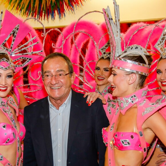 Exclusif - Le journaliste et présentateur de télévision français Jean-Pierre Pernaut pose avec les danseuses du Moulin Rouge à Paris, France, le 31 janvier 2019. © Marc Ausset-Lacroix/Bestimage