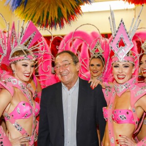 Exclusif - Le journaliste et présentateur de télévision français Jean-Pierre Pernaut pose avec les danseuses du Moulin Rouge à Paris, France, le 31 janvier 2019. © Marc Ausset-Lacroix/Bestimage