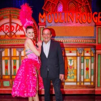 Jean-Pierre Pernaut guéri et souriant au milieu des danseuses du Moulin Rouge
