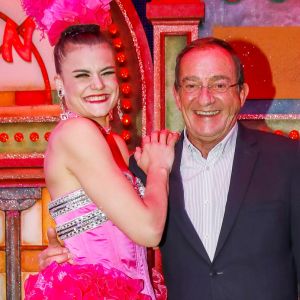 Exclusif - Le journaliste et présentateur de télévision français Jean-Pierre Pernaut pose avec les danseuses du Moulin Rouge à Paris, France, le 31 janvier 2019. © Marc Ausset-Lacroix/Bestimage