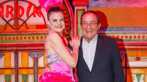 Jean-Pierre Pernaut guéri et souriant au milieu des danseuses du Moulin Rouge