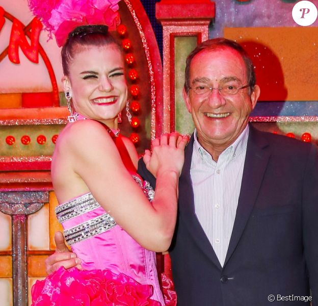Exclusif - Le journaliste et présentateur de télévision français Jean-Pierre Pernaut pose avec les danseuses du Moulin Rouge à Paris, France, le 31 janvier 2019. © Marc Ausset-Lacroix/Bestimage