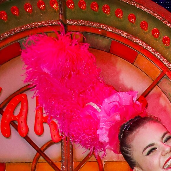 Exclusif - Le journaliste et présentateur de télévision français Jean-Pierre Pernaut pose avec les danseuses du Moulin Rouge à Paris, France, le 31 janvier 2019. © Marc Ausset-Lacroix/Bestimage