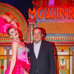 Exclusif - Le journaliste et présentateur de télévision français Jean-Pierre Pernaut pose avec les danseuses du Moulin Rouge à Paris, France, le 31 janvier 2019. © Marc Ausset-Lacroix/Bestimage