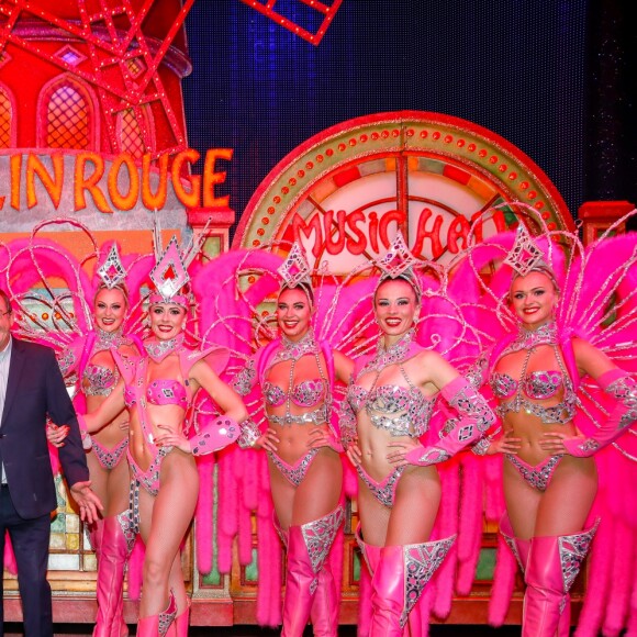 Exclusif - Le journaliste et présentateur de télévision français Jean-Pierre Pernaut pose avec les danseuses du Moulin Rouge à Paris, France, le 31 janvier 2019. © Marc Ausset-Lacroix/Bestimage