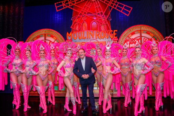 Exclusif - Le journaliste et présentateur de télévision français Jean-Pierre Pernaut pose avec les danseuses du Moulin Rouge à Paris, France, le 31 janvier 2019. © Marc Ausset-Lacroix/Bestimage