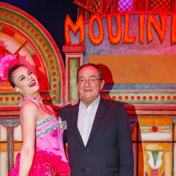 Exclusif - Le journaliste et présentateur de télévision français Jean-Pierre Pernaut pose avec les danseuses du Moulin Rouge à Paris, France, le 31 janvier 2019. © Marc Ausset-Lacroix/Bestimage