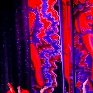 Exclusif - Le journaliste et présentateur de télévision français Jean-Pierre Pernaut pose avec les danseuses du Moulin Rouge à Paris, France, le 31 janvier 2019. © Marc Ausset-Lacroix/Bestimage