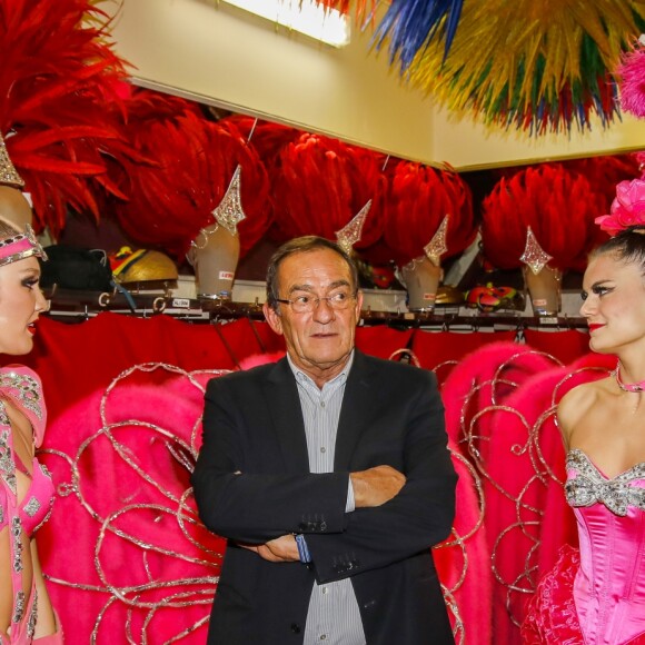 Exclusif - Le journaliste et présentateur de télévision français Jean-Pierre Pernaut pose avec les danseuses du Moulin Rouge à Paris, France, le 31 janvier 2019. © Marc Ausset-Lacroix/Bestimage