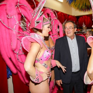 Exclusif - Le journaliste et présentateur de télévision français Jean-Pierre Pernaut pose avec les danseuses du Moulin Rouge à Paris, France, le 31 janvier 2019. © Marc Ausset-Lacroix/Bestimage