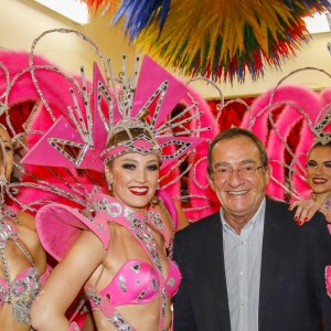 Exclusif - Le journaliste et présentateur de télévision français Jean-Pierre Pernaut pose avec les danseuses du Moulin Rouge à Paris, France, le 31 janvier 2019. © Marc Ausset-Lacroix/Bestimage