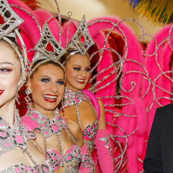 Exclusif - Le journaliste et présentateur de télévision français Jean-Pierre Pernaut pose avec les danseuses du Moulin Rouge à Paris, France, le 31 janvier 2019. © Marc Ausset-Lacroix/Bestimage