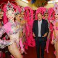 Exclusif - Le journaliste et présentateur de télévision français Jean-Pierre Pernaut pose avec les danseuses du Moulin Rouge à Paris, France, le 31 janvier 2019. © Marc Ausset-Lacroix/Bestimage