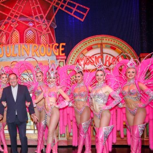 Exclusif - Le journaliste et présentateur de télévision français Jean-Pierre Pernaut pose avec les danseuses du Moulin Rouge à Paris, France, le 31 janvier 2019. © Marc Ausset-Lacroix/Bestimage