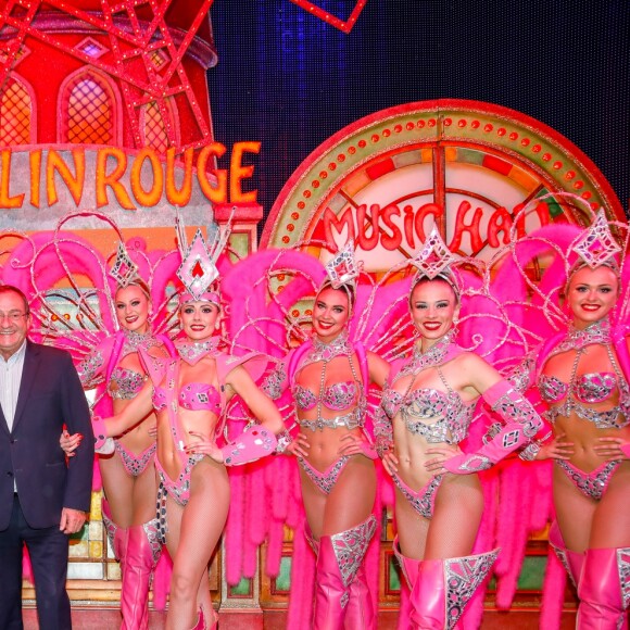 Exclusif - Le journaliste et présentateur de télévision français Jean-Pierre Pernaut pose avec les danseuses du Moulin Rouge à Paris, France, le 31 janvier 2019. © Marc Ausset-Lacroix/Bestimage