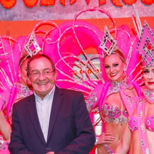 Exclusif - Le journaliste et présentateur de télévision français Jean-Pierre Pernaut pose avec les danseuses du Moulin Rouge à Paris, France, le 31 janvier 2019. © Marc Ausset-Lacroix/Bestimage