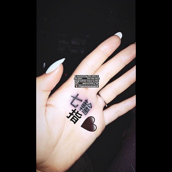 Ariana Grande a modifié son tatouage à la main gauche. Janvier 2019.