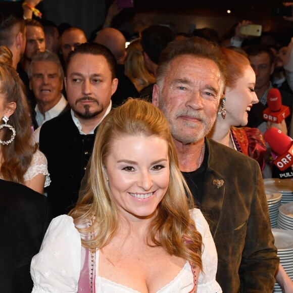 Arnold Schwarzenegger et sa compagne Heather Milligan s'amusent à la fête annuelle de Weisswurst à Kitzbühel en Autriche, le 25 janvier 2019