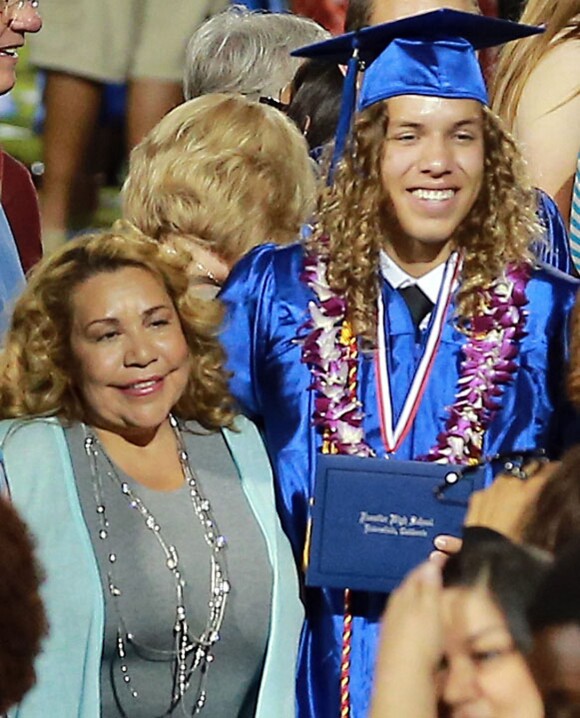 Joseph Baena et sa mère Mildred Baena - Joseph Baena reçoit le diplôme de son école à Riverside, le 28 mai 2015.