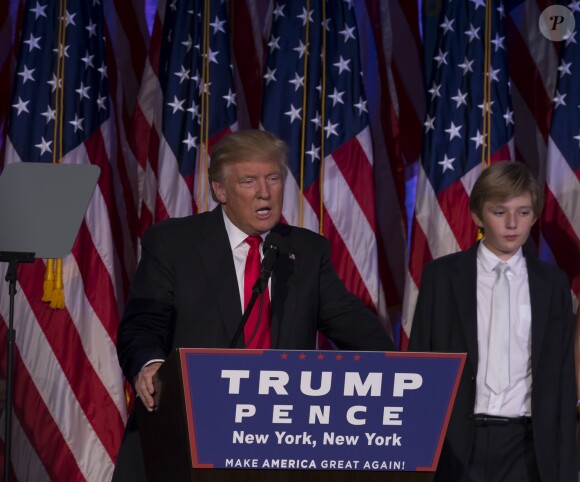 Donald Trump et son fils Barron - Le 45e président des Etats-Unis, Donald Trump, s'adresse à ses militants au New York Hilton Midtown dans les premières heures du matin à New York le 9 novembre 2016.