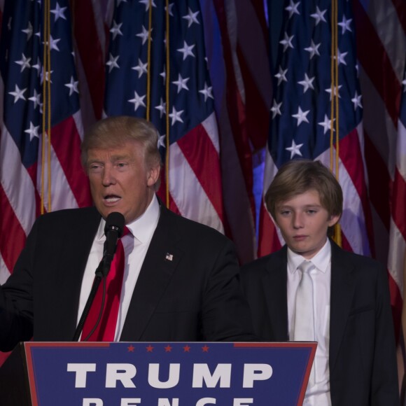 Donald Trump et son fils Barron - Le 45e président des Etats-Unis, Donald Trump, s'adresse à ses militants au New York Hilton Midtown dans les premières heures du matin à New York le 9 novembre 2016.