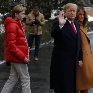 Barron et ses parents Donald et Melania Trump quittent la Maison Blanche à Washington pour se rendre en Floride, le 1er février 2019.