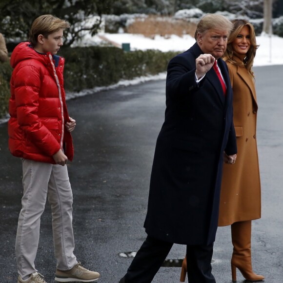 Barron et ses parents Donald et Melania Trump quittent la Maison Blanche à Washington pour se rendre en Floride, le 1er février 2019.