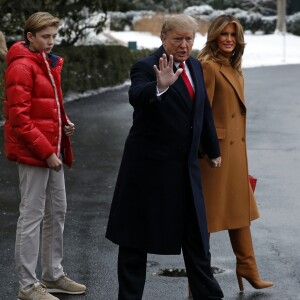 Barron et ses parents Donald et Melania Trump quittent la Maison Blanche à Washington pour se rendre en Floride, le 1er février 2019.