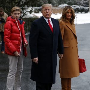 Barron et ses parents Donald et Melania Trump quittent la Maison Blanche à Washington pour se rendre en Floride, le 1er février 2019.