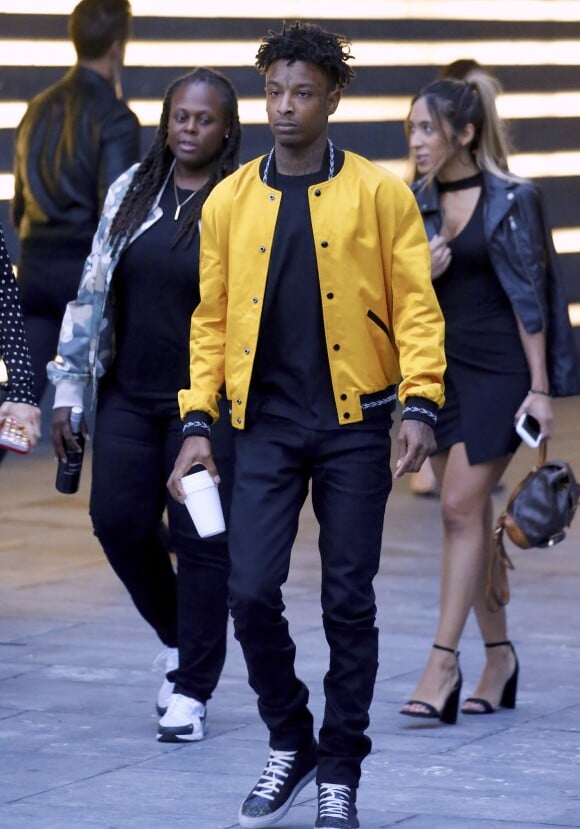 Le rappeur 21 Savage arrive au défilé de mode Yves Saint Laurent à Liberty Park à New York, le 6 juin 2018