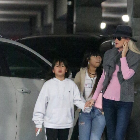 Semi-exclusif - Laeticia Hallyday est allée accueillir sa maman Françoise Thibaut avec ses filles Jade et Joy à l'aéroport de Los Angeles le 3 février 2019.