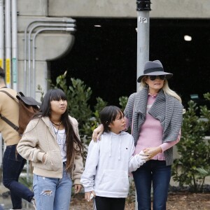 Semi-exclusif - Laeticia Hallyday est allée accueillir sa maman Françoise Thibaut avec ses filles Jade et Joy à l'aéroport de Los Angeles le 3 février 2019.