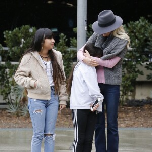 Semi-exclusif - Laeticia Hallyday est allée accueillir sa maman Françoise Thibaut avec ses filles Jade et Joy à l'aéroport de Los Angeles le 3 février 2019.