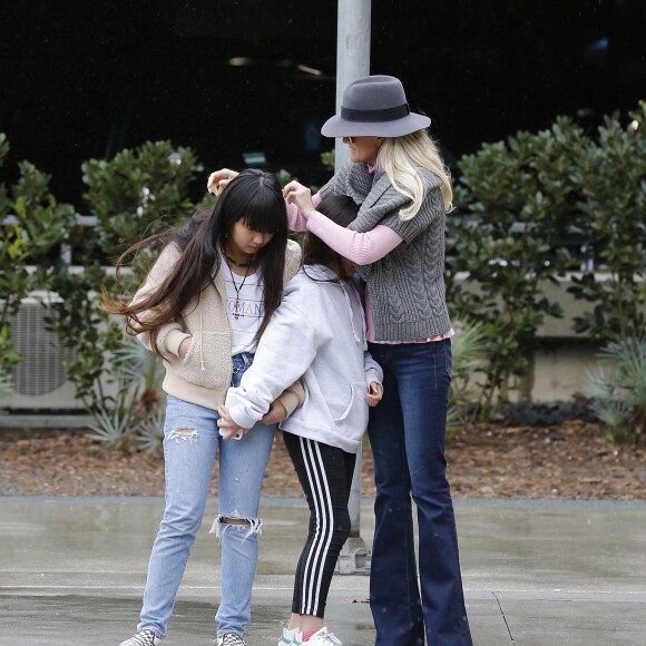 Semi-exclusif - Laeticia Hallyday est allée accueillir sa maman Françoise Thibaut avec ses filles Jade et Joy à l'aéroport de Los Angeles le 3 février 2019.
