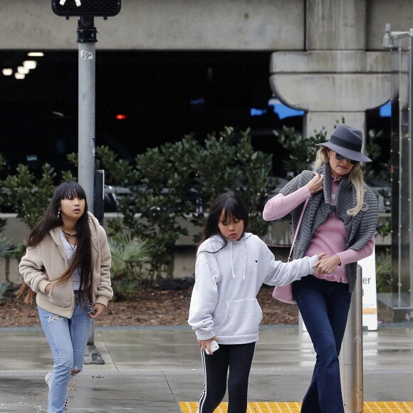 Semi-exclusif - Laeticia Hallyday est allée accueillir sa maman Françoise Thibaut avec ses filles Jade et Joy à l'aéroport de Los Angeles le 3 février 2019.