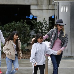 Semi-exclusif - Laeticia Hallyday est allée accueillir sa maman Françoise Thibaut avec ses filles Jade et Joy à l'aéroport de Los Angeles le 3 février 2019.