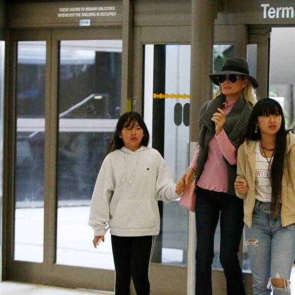 Semi-exclusif - Laeticia Hallyday est allée accueillir sa maman Françoise Thibaut avec ses filles Jade et Joy à l'aéroport de Los Angeles le 3 février 2019.