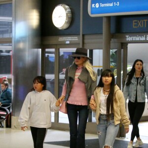 Semi-exclusif - Laeticia Hallyday est allée accueillir sa maman Françoise Thibaut avec ses filles Jade et Joy à l'aéroport de Los Angeles le 3 février 2019.