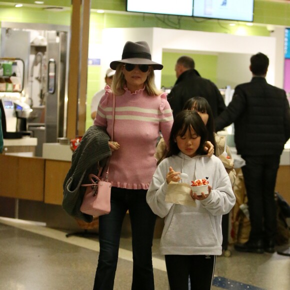 Semi-exclusif - Laeticia Hallyday est allée accueillir sa maman Françoise Thibaut avec ses filles Jade et Joy à l'aéroport de Los Angeles le 3 février 2019.